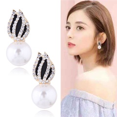 Exquisite Korean ladies personality earrings fashion Jane Tulip Pearl wild personality earrings