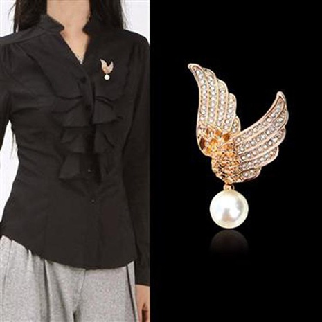 Versión coreana del broche nuevo diamante lleno alas de ángel perla colgante broche ropa de gama alta suministro caliente 350608's discount tags