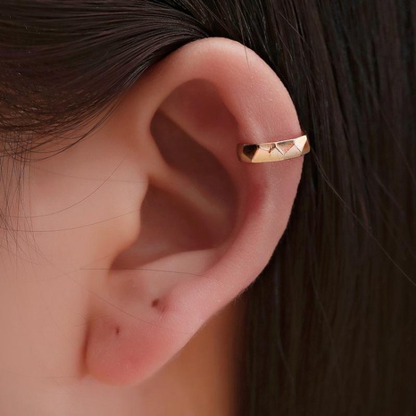 Nueva personalidad de clip de oreja simple en forma de U tridimensional hombres y mujeres clip de hueso de oreja indoloro único's discount tags