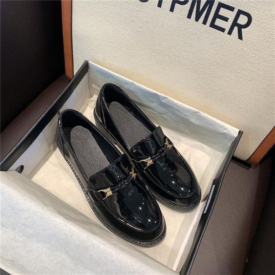 Single shoes black patent leather small 
