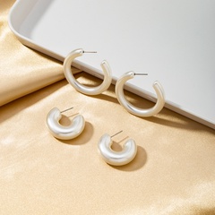 Korean Pearl white beautiful simple high-level earrings
