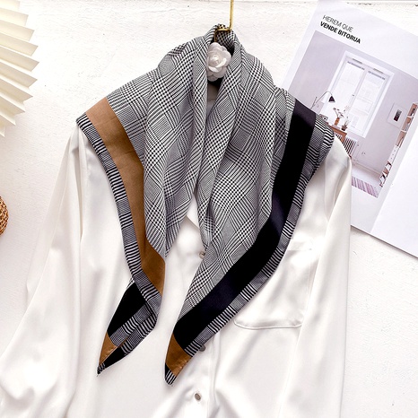 foulard en soie avec impression de lettre de mode's discount tags