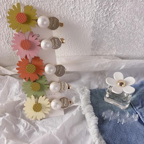 small daisy hair clips