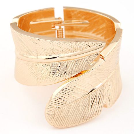 Mode vintage ailes en métal bracelet exagéré en gros yiwu NHSC202751's discount tags