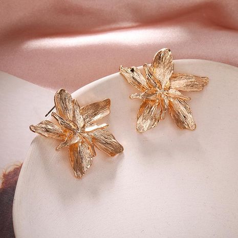 Simple metallic flower three-dimensional metal petal petal earrings for women wholesales yiwu de moda suppliers china's discount tags