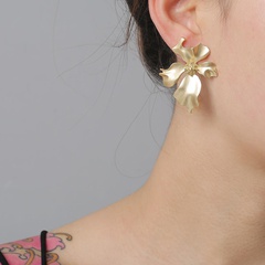 New fashion metal flower earrings retro simple gold alloy earrings wholesale