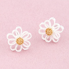 Boutique Korean fashion sweet and elegant Daisy flower earrings