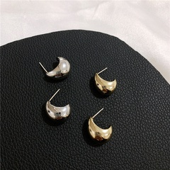 Français de haute qualité en forme de C boucles d'oreilles en métal creux surface givrée en forme de U haut de gamme niche boucles d'oreilles élégantes en gros
