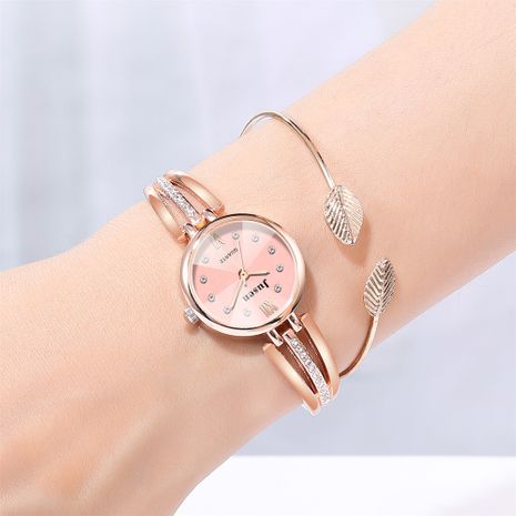Reloj de pulsera de banda de acero coreano con conjunto de diamantes, reloj de mano de estudiante femenino compacto, tendencia de cuarzo salvaje, nihaojewelry al por mayor's discount tags