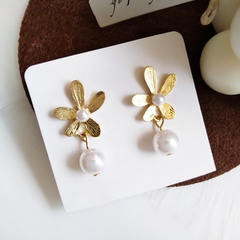 Aiguille en argent coréen nouvelles boucles d'oreilles marguerite élégantes mêmes boucles d'oreilles fleur de perle en gros nihaojewelry