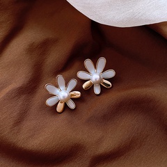 Coréenne nouvelle mode 925 broche en argent Français boucles d'oreilles de haute qualité marguerite pétale perle boucles d'oreilles en gros nihaojewelry