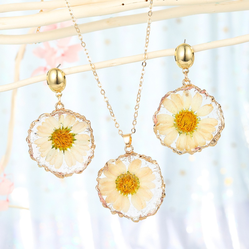 fashion jewelry daisy sun flower pendant necklace imitation natural stone sweater chain dried flower resin lady wholesale nihaojewelry