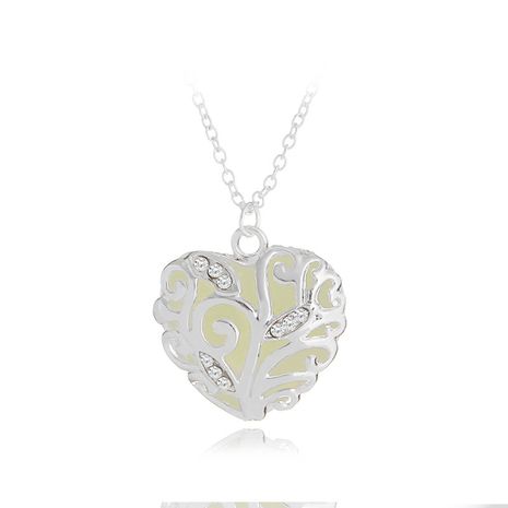 collier créatif Noël cadeau chaud lumineux creux diamant serti collier amour dames chaîne de clavicule en gros nihaojewelry's discount tags