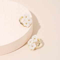 Perle blanche fleur résine marée coréenne simple mode boucles d'oreilles sauvages pour les femmes