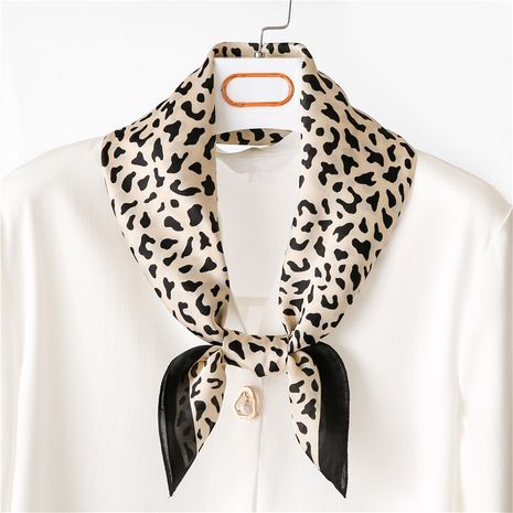 rétro classique petit imprimé léopard printemps nouveau petit foulard en soie carré décoratif sauvage's discount tags