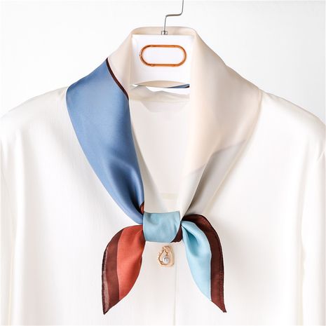 Mode coréenne vert blanc couleur correspondant à la nouvelle impression de soie petite écharpe en soie carrée pour les femmes's discount tags