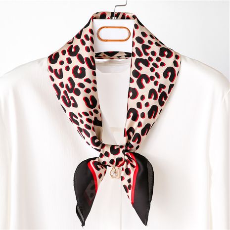 Petit foulard carré en soie décorative classique pour femme léopard sauvage's discount tags