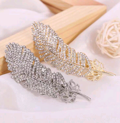 Chica dulce de moda coreana con plumas elegantes con incrustaciones de diamantes clip lateral de una palabra