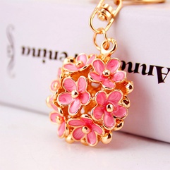 Korean creative small daisy flower metal pendant three-dimensional hollow five-leaf flower key chain wholesale