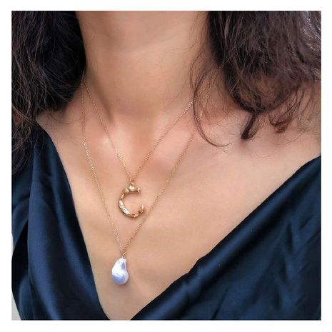 Europa y América collar cruzado aleación personalidad letra C en forma de perla colgante collar femenino 15080's discount tags