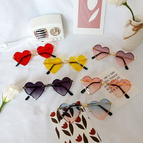 Gafas de sol sin montura para niños nuevos, gafas anti-UV con personalidad en forma de corazón para niñas's discount tags
