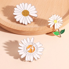Korean new fashion small daisy pin anti-glare collar alloy brooch for women