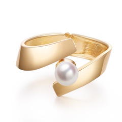 smooth gold-plated pearl bracelet