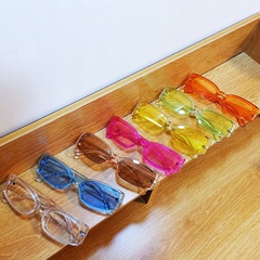 bonbonfarbene quadratische Sonnenbrille
