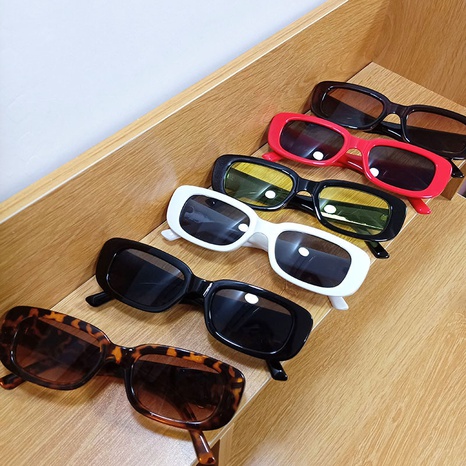 Nouvelles lunettes de soleil coréennes de protection UV à petite monture's discount tags