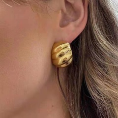 exquisite fashion croissant pattern earrings