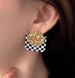 Version coréenne de la mode boucles d'oreilles exagérées géométriques en damier noir et blanc concis