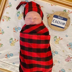schwarz-rot karierter Stoff Quilt Hut Anzug Baby Wickeldecke