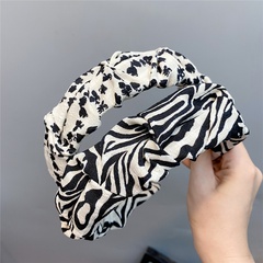 B121-1 Classic Style Black and White Contrast Color Leopard Print Headband Sweet Temperament Pleated Wide-Edged Headband European and American Headdress Fabric