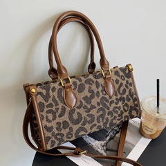 Large-capacity handbags bags 2021 new fashion niche design messenger leopard print texture portable large bag