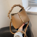 Western style simple fold small bag new autumn and winter 2021 bucket bag shoulder commuter messenger texture bagpicture22
