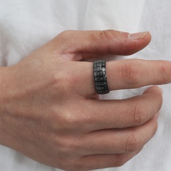 Breiter Vintage-Ring aus Titanstahl mit geometrischem Muster