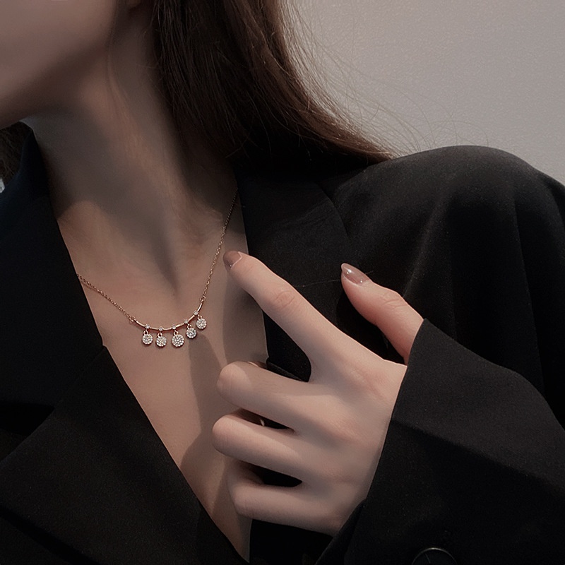 Koreanischer Titanstahl mikroeingelegter Zirkon geometrischer runder Anhnger runde Halskette Grohandel