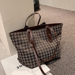 Large-capacity tote bag 2021 new trendy simple shoulder bag plaid retro autumn and winter bags