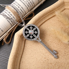 Klassische Pulloverkette aus Messing mit mikroeingelegtem Strassstein-Schlüssel