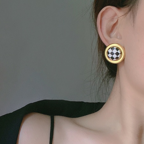 Nouveaux boutons ronds en métal damier cuir rétro boucles d'oreilles de mode simples femmes en gros's discount tags