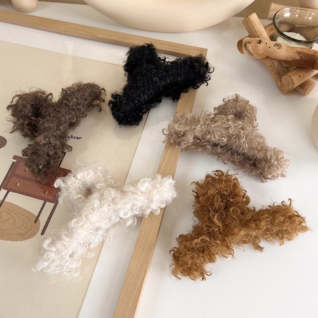 Clip de agarre de pelo de cordero de color café de otoño e invierno coreano clip de captura de lana de felpa cálida NHMS454446's discount tags