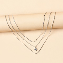Dreischichtige Halskette mit quadratischem Diamanten