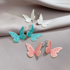 Boucles d'oreilles papillon de couleur simple Nouvelles boucles d'oreilles tendance à tempérament doux Boucles d'oreilles coréennes haut de gamme