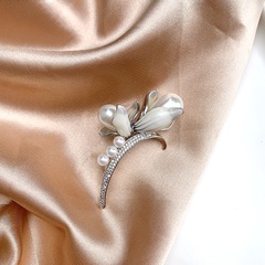 Broche en forme de fleur en laiton plaqué or blanc véritable micro-incrusté de zircon incrusté de perles