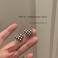design heart checkered black contrast color plaid earrings