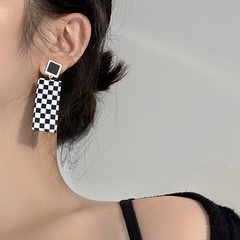 Grenz überschreitende neue schwarz-weiß-Gitter Ohrringe Ohrringe europäische und amerikanische Herbst-und Winter modelle geometrische quadratische Schachbrett Ohrringe Frauen Ohrringe