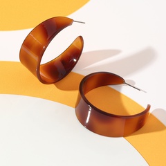 Naizhu Europäischer und amerikanischer Modeschmuck Großhandel Hongkong Stil Bernstein geometrische Ohrringe Retro Textur Acryl C-förmige Ohrringe