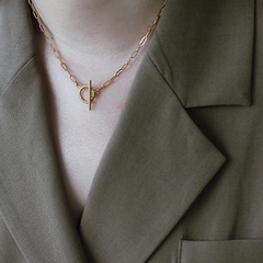 Collar de clavícula corto simple con hebilla OT de oro de 18 quilates chapado en acero de titanio europeo y americano