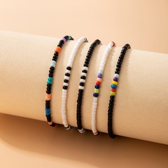 Ensemble de cinq pièces de bracelet de couleur contrastée noir et blanc de perles de couleur de style ethnique bohème
