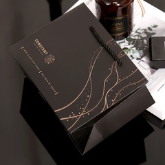 Liangdian Nouvelle Entreprise Noir Cadeau Sac Grand Cadeau Sac D'emballage Sac Vêtements Magasin Portable Sac De Papier en Stock En Gros